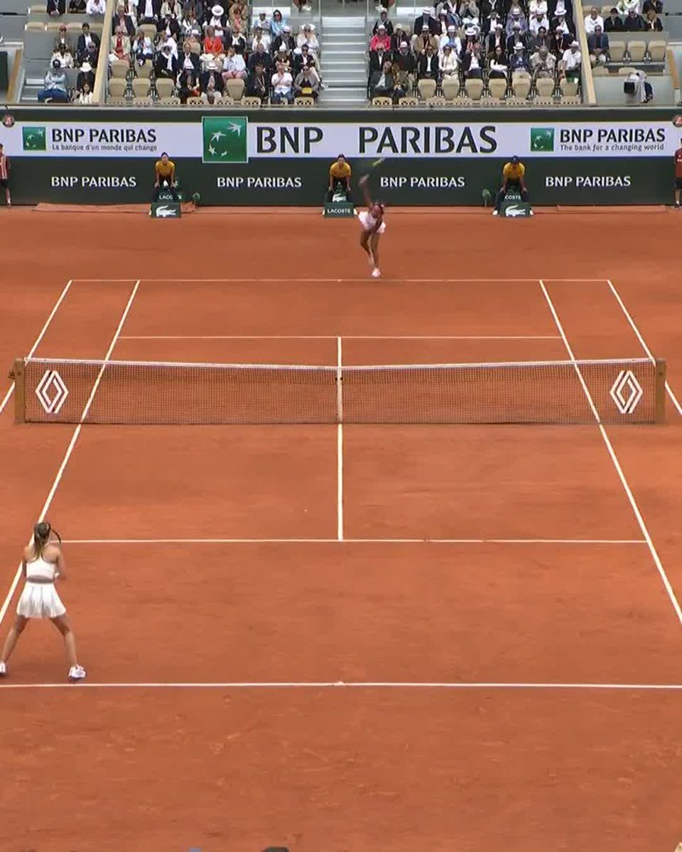 Naomi Osaka with the great clay-court movement to start off this 3rd set ⚡️ #RolandGarros