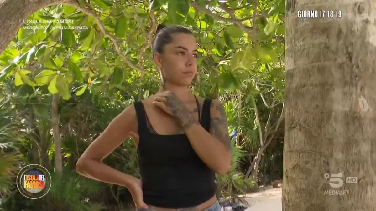 Chiara commenta il discorso di Mario sulle adozioni: "Sentire questo tipo di discorsi da persone che non hanno vissuto queste cose, per me รจ sbagliato". #Isola