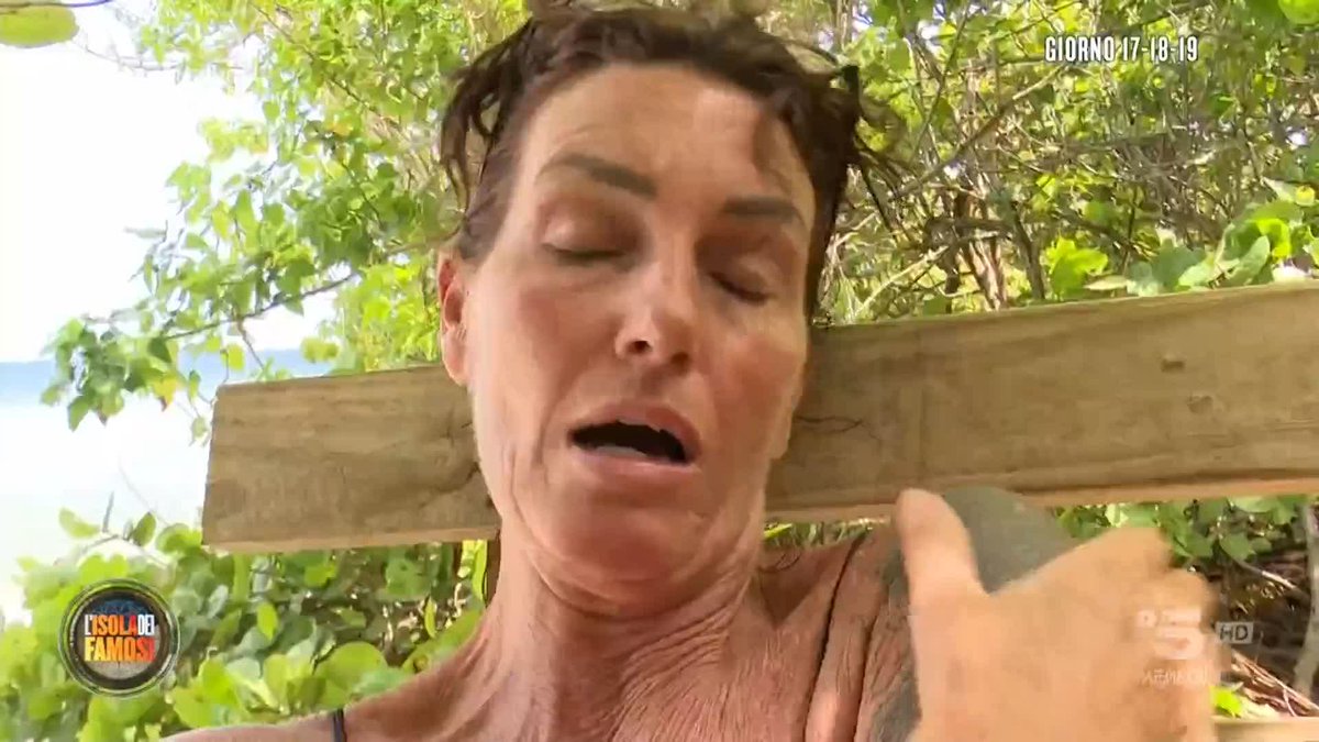 "È come se annullasse la sua personalità per avere la conferma di Mario" Cristina commenta l'atteggiamento di Alessia. #Isola
