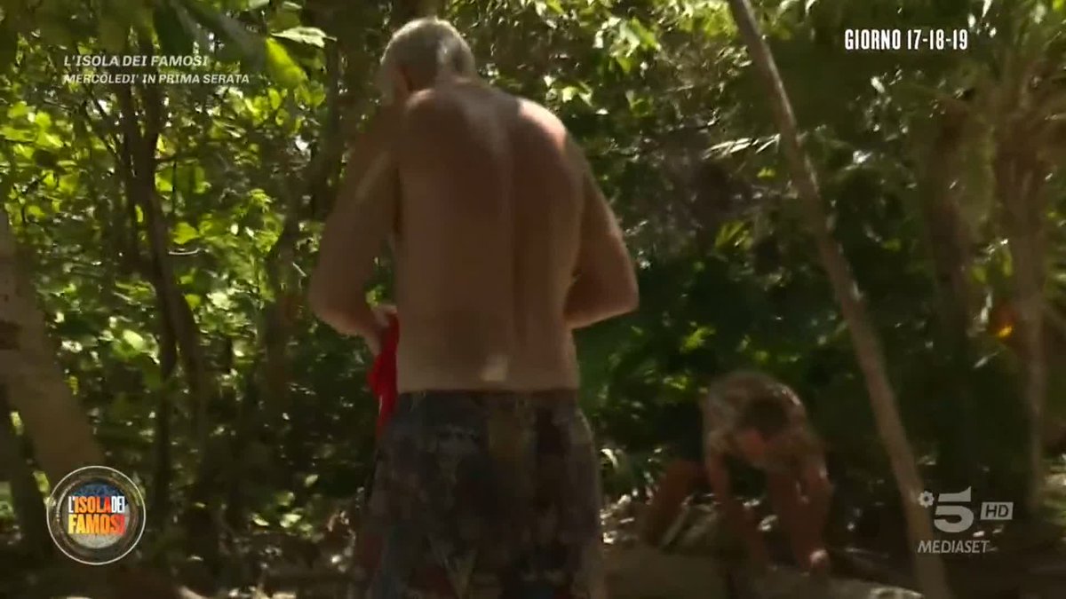 Tra Mirko e Teresanna scoppia un'accesa discussione per un tronco. Chi ha ragione? #Isola