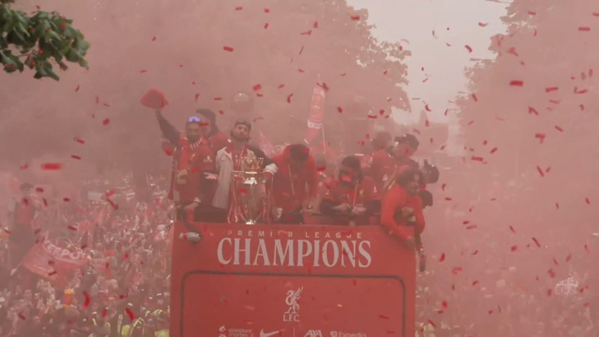 The Liverpool bus parade is in full swing with an emotional goodbye from Trent Alexander-Arnold 🔴