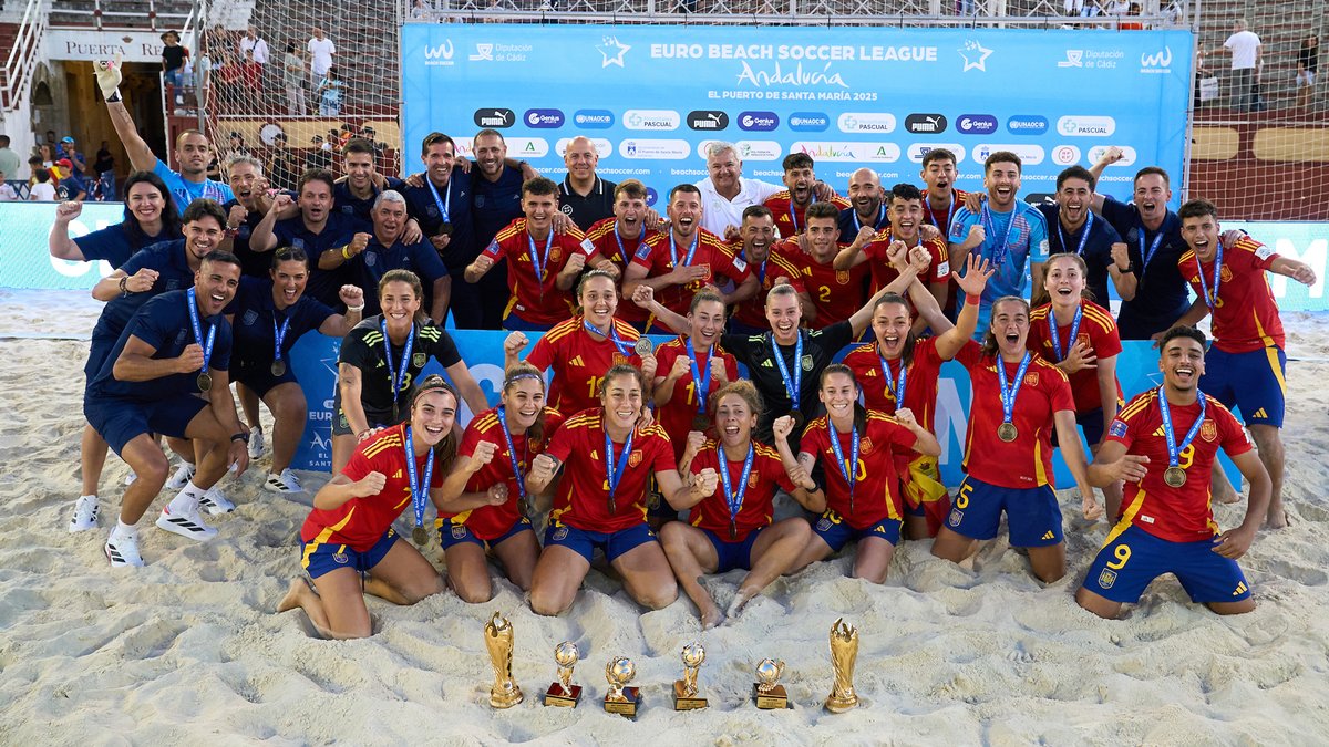 La Selección Española Masculina de Fútbol y la Selección Española Masculina de FútbolFem arrasan en Cádiz ganando sus etapas y varios premios individuales. 👨🏽🦱 MVP | Chiky Ardil | Hybrid Athlete 👩🏻🦱 MVP | Andrea Mirón 👨🏽🦱 MÁXIMO GOLEADOR | Chiky Ardil | Hybrid Athlete 👱🏻♀️ MEJOR PORTERA | LAURA GALLEGO SILVENTE ℹ️ #EBSL | #FútbolPlayaRFEF