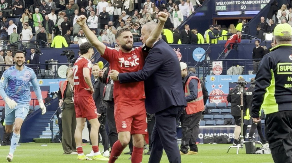 The celebrations that make it all worthwhile ❤️ Special, special moments shared between Aberdeen FC's players and supporters after securing #ScottishCup glory on Saturday 🙌 That's what all the years of waiting and support were for, Dons fans! 🏆👏