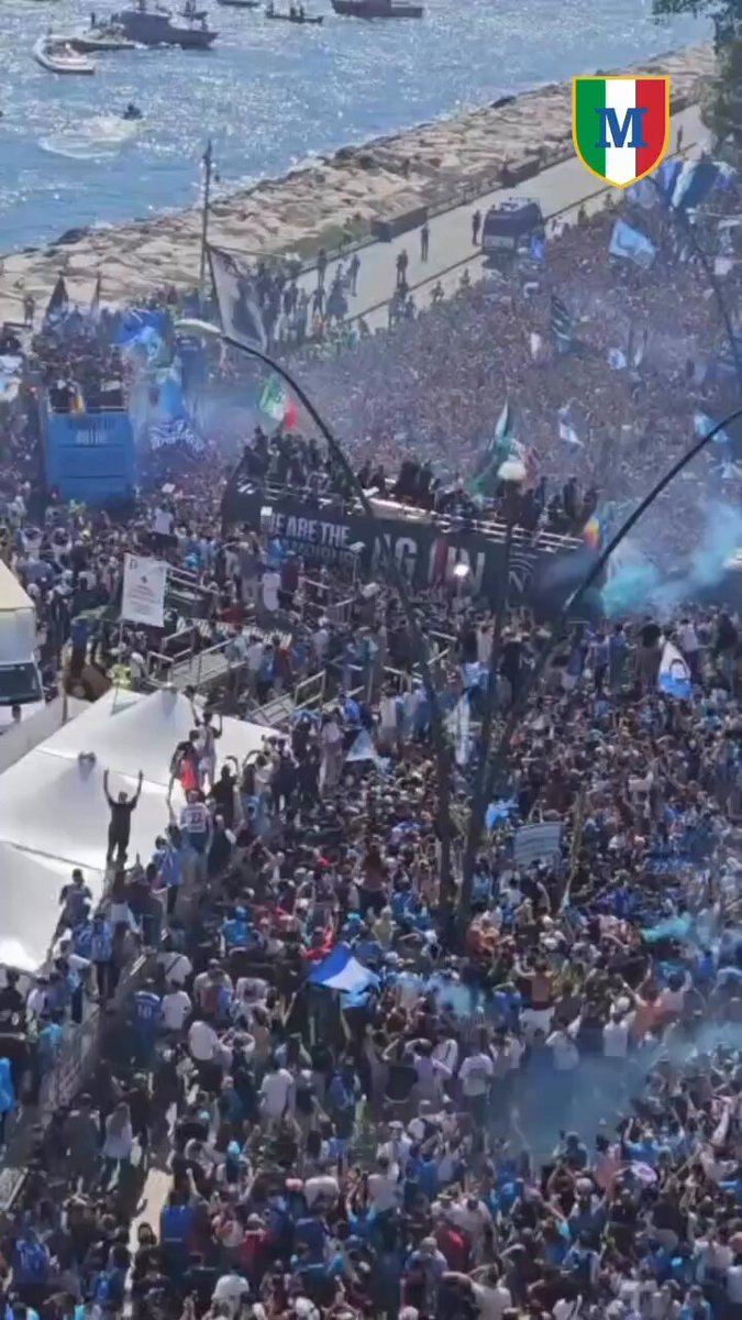 Meanwhile, the Napoli parade. 🥳