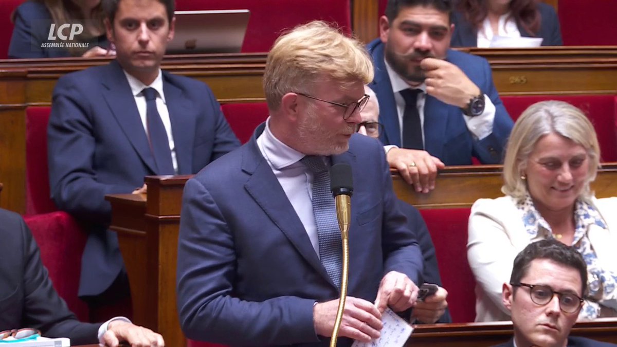 "Ne venez pas reprocher à ceux qui usent des mêmes moyens que vous de faire la même chose que vous", déclare Marc Fesneau. "Vous rendiez de fait impossible le débat parlementaire." #DirectAN