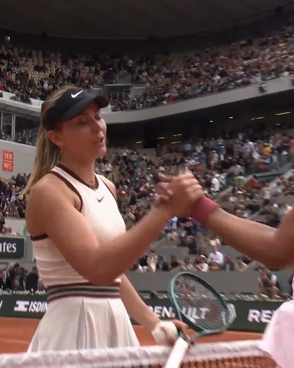 An outstanding comeback from Paula Badosa against Osaka! 💪🇪🇸 Check out our highlights, presented by @Emirates ✈️ #RolandGarros #Emirates #FlyBetter