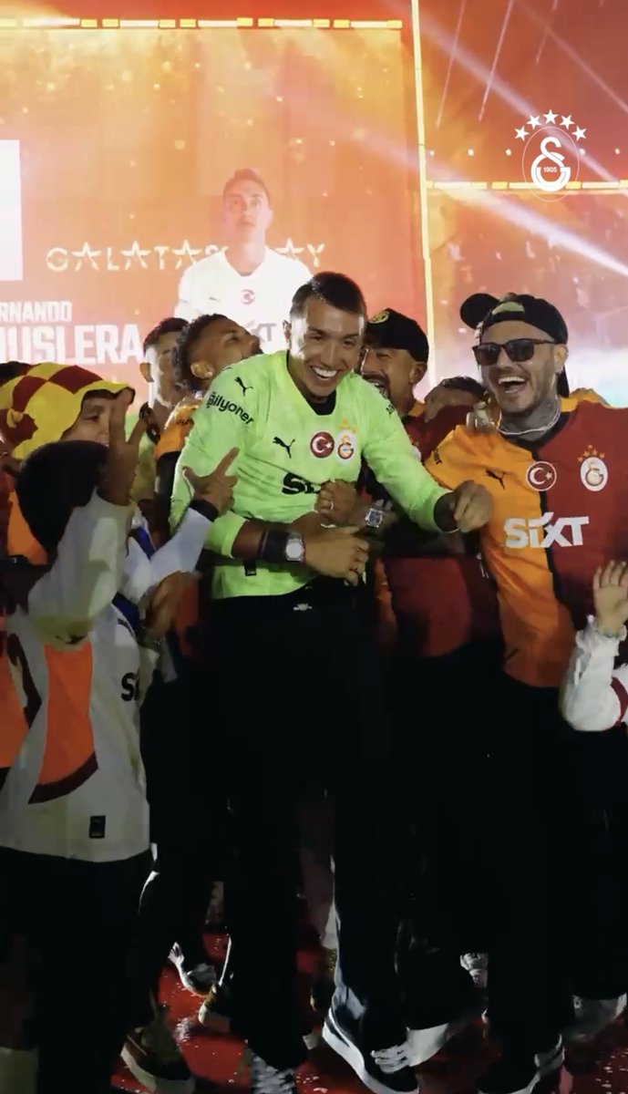 🏆 #5YıldızlıŞampiyon’un sahnedeki kutlama anları. 💛❤️
