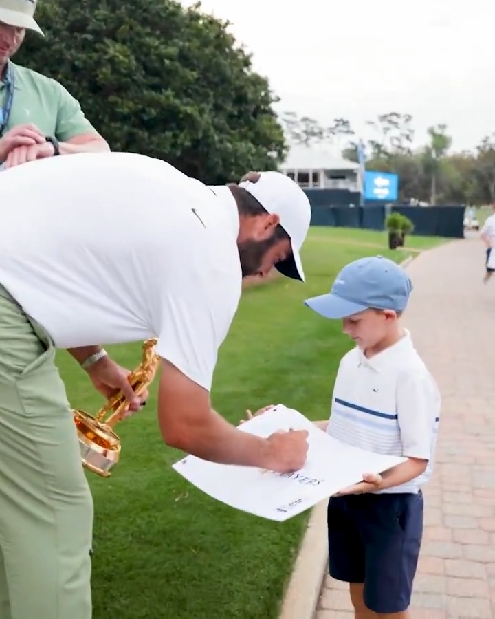 A man of the people ❤️ With a T4 finish last week, Scottie Scheffler knows how to show up for the fans on and off the course.