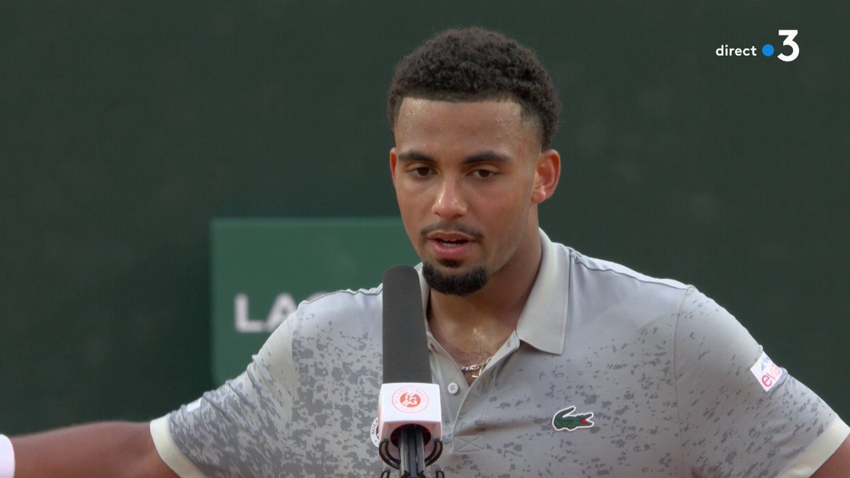❌ 2023 ❌ 2024 ✅ 2025 Le moment où Arthur Fils 🇫🇷 décroche son premier succès à la maison après 3h23, à #RolandGarros Le Français de 20 ans affrontera l’Espagnol Jaume Munar au deuxième tour. ⚔️