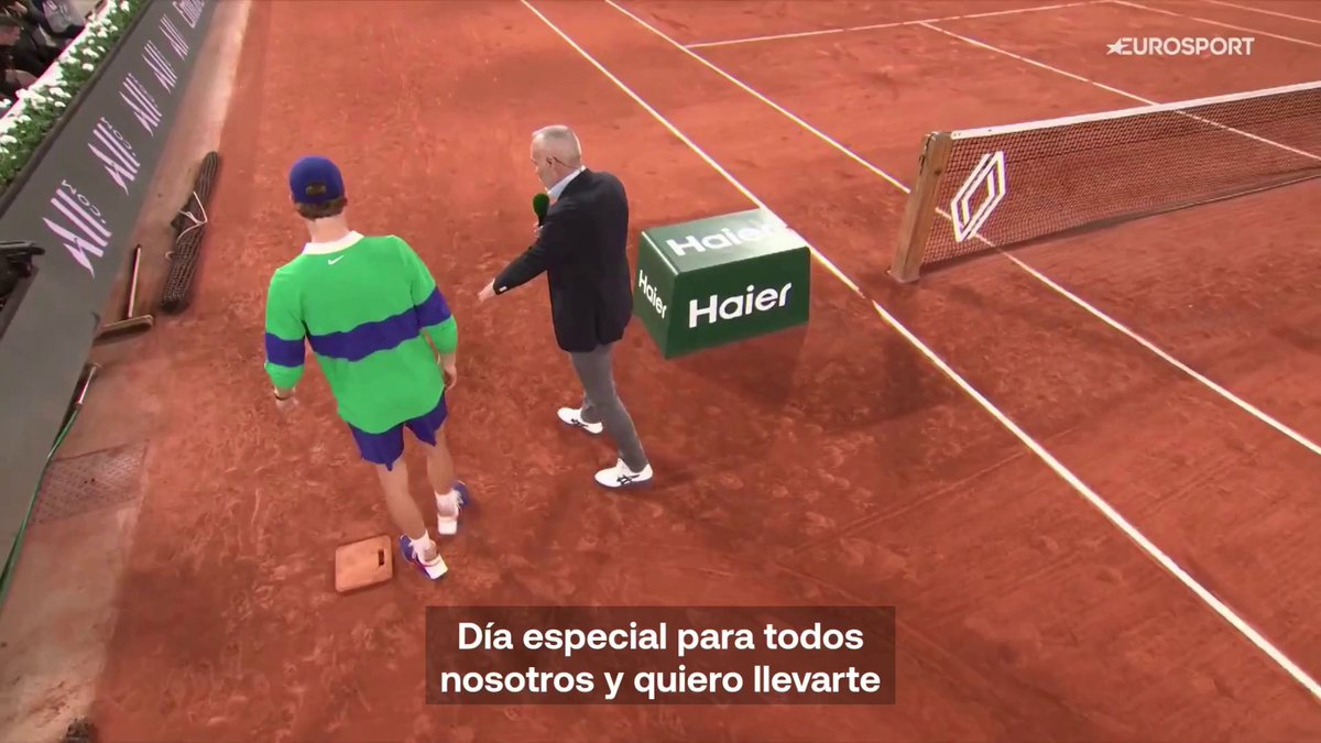 🧡 𝐌𝐨-𝐦𝐞𝐧-𝐭𝐚-𝐳𝐨 en la Philippe Chatrier Alex Corretja lleva a la placa de Rafa Nadal a Jannik Sinner tras su victoria en primera ronda 📌 "Es un modelo a seguir para todos nosotros" #RGMax #RolandGarros