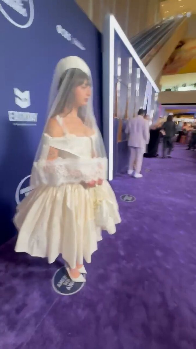 Here comes Rebecca Black all dressed in white 🤍 on the #AMAs red carpet!