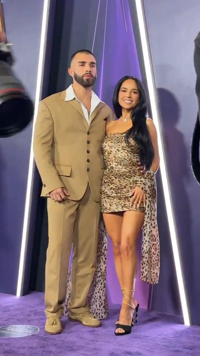 If anyone heard me scream, it's because I saw Becky G &amp; Manuel Turizo Zapata!! 📍 #AMAs
