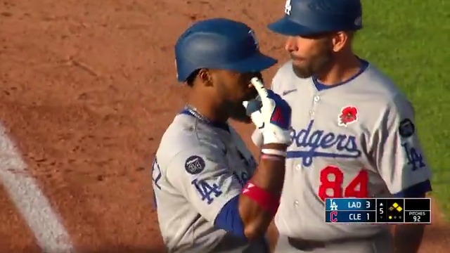 Teoscar produce la tercera carrera del juego para Los Dodgers.