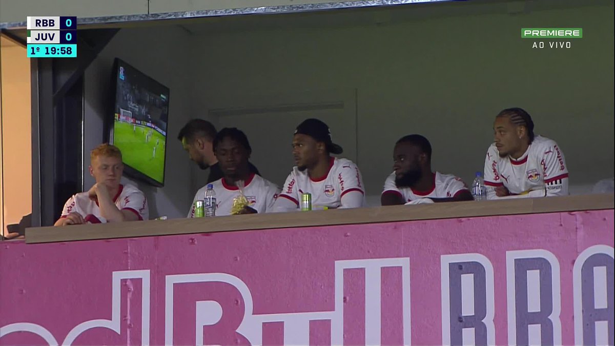 Xavi Simons e os jogadores do RB Leipzig assistindo RB Bragantino x Juventude. 📽️Premiere / ge