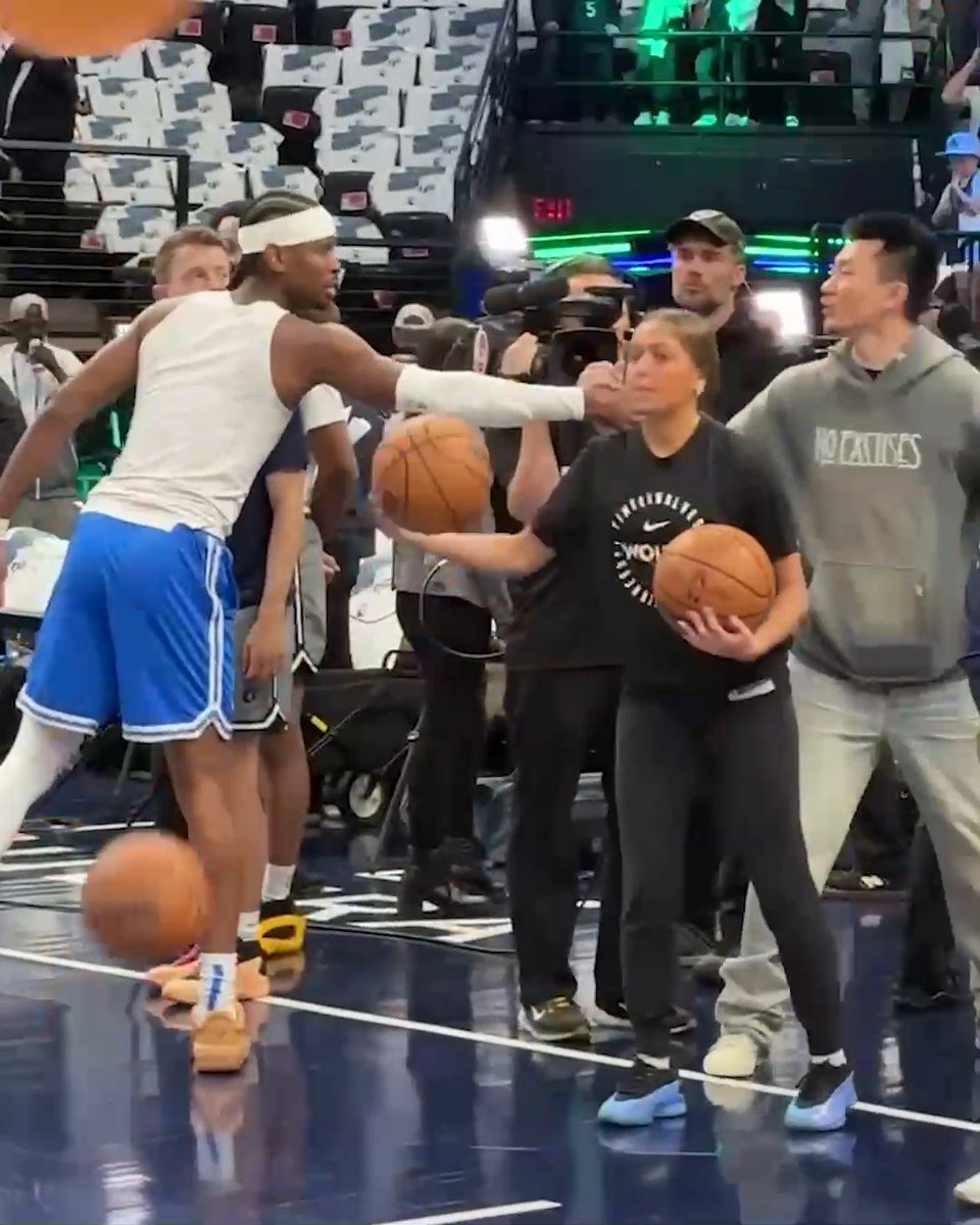 Shai Gilgeous-Alexander showing respect to the staff members during warmups 🤝 📺 8:30 PM ET on ESPN