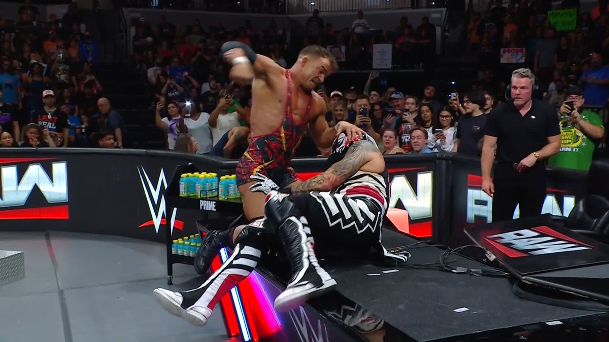 THIS IS AWE-SOME! #WWERaw