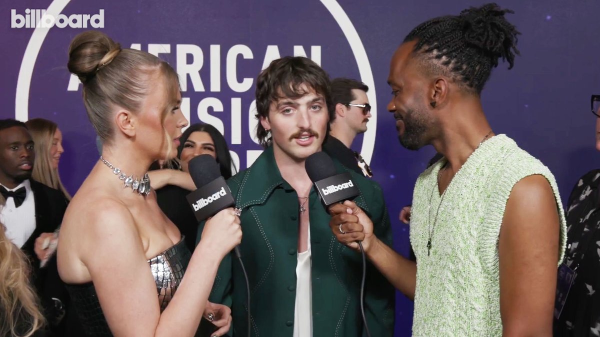 .Benson talks about his sold-out American Heart tour, getting honest about criticism online and more on the 2025 #AMAs red carpet.