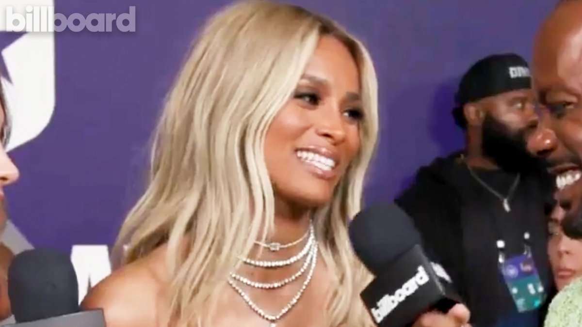 .@Ciara talks about the inspiration behind her outfit, her "personal" new album 'Cici,' celebrating 21 years of 'Goodies' and advice for being independent on the red carpet at the 2025 #AMAs. 👏