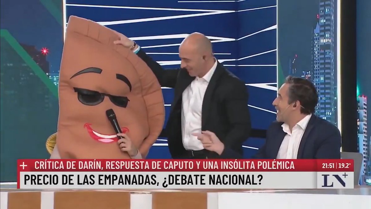 🥟 La insólita polémica por el precio de las empanadas Tomás Dente se disfrazó de empanada y habló con Esteban Trebucq sobre los dichos de Darín. 👉 En #MásVerdad