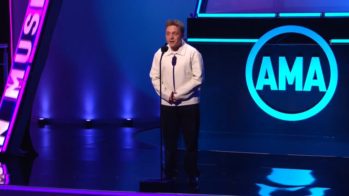 Tents up! 🐙 Jake Shane is here to introduce the next #AMAs performance... RMJ!