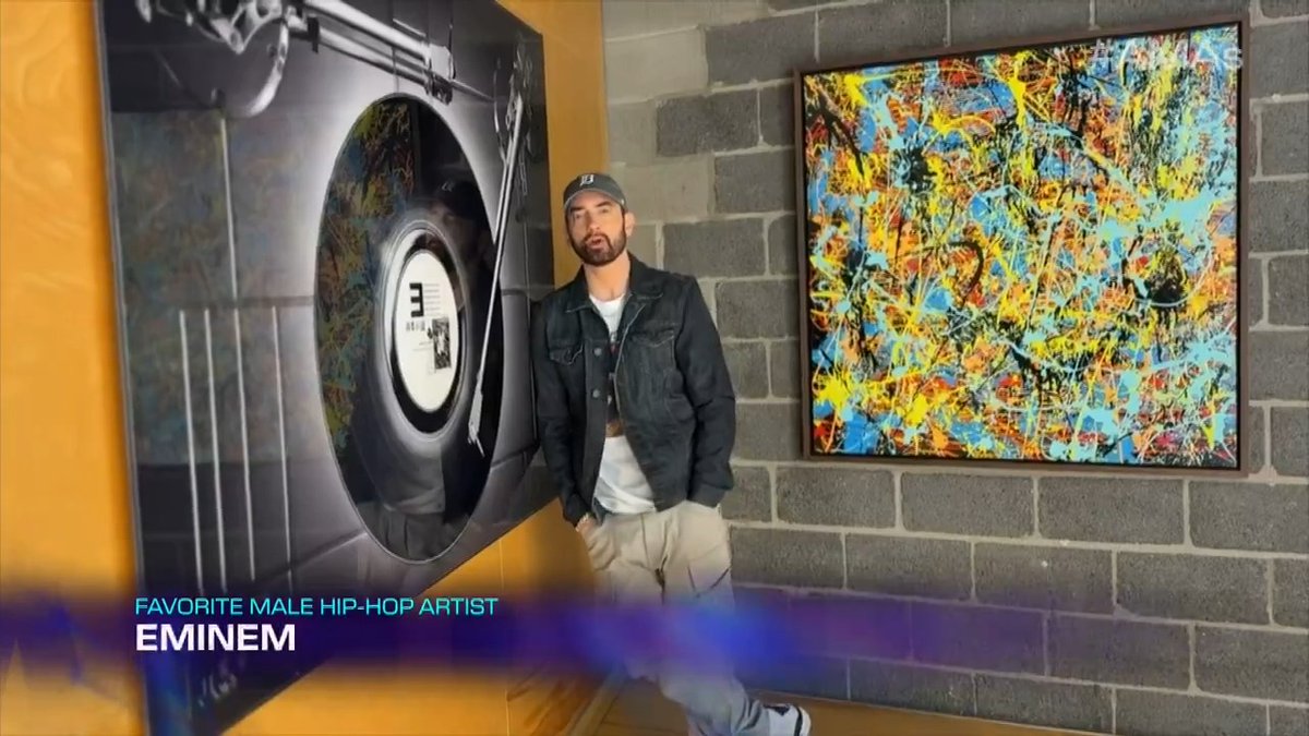 Thanks to the fans, Marshall Mathers is taking home the #AMAs for Favorite Male Hip-Hop Artist! Congratulations! 🎉