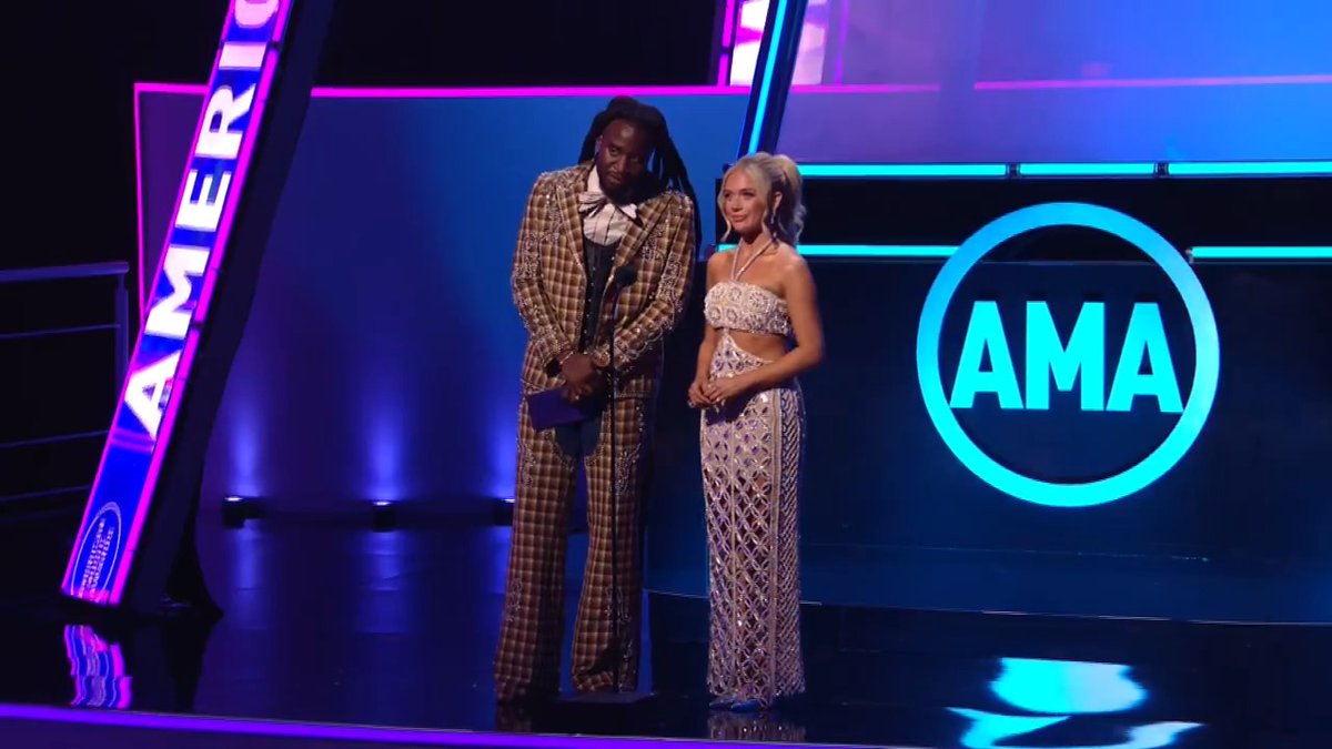 No strangers to the world of country music, Megan Moroney and Shaboozey are here to present the award for Favorite Country Duo or Group! #AMAs