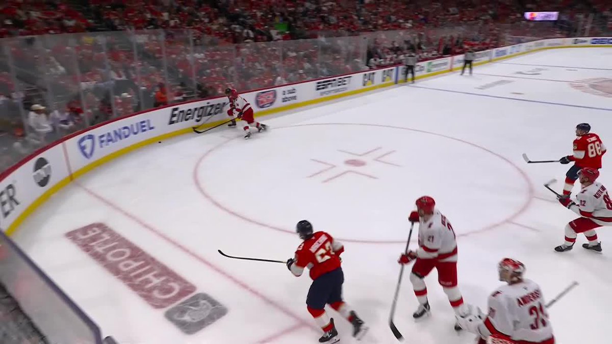 Jaccob Slavin putting on a defensive CLINIC against Barkov and the Panthers 👀