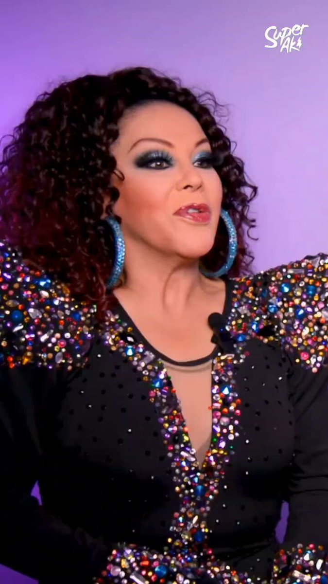 En una presentación reciente, Madre Jacky de Tijuana describe un incidente con C-PHER ART, originado por el lanzamiento de papeles al escenario. Al parecer, la reacción de Cpher ante este suceso fue negativa y generó un comportamiento inapropiado hacia la Jaqueline Ojeda.