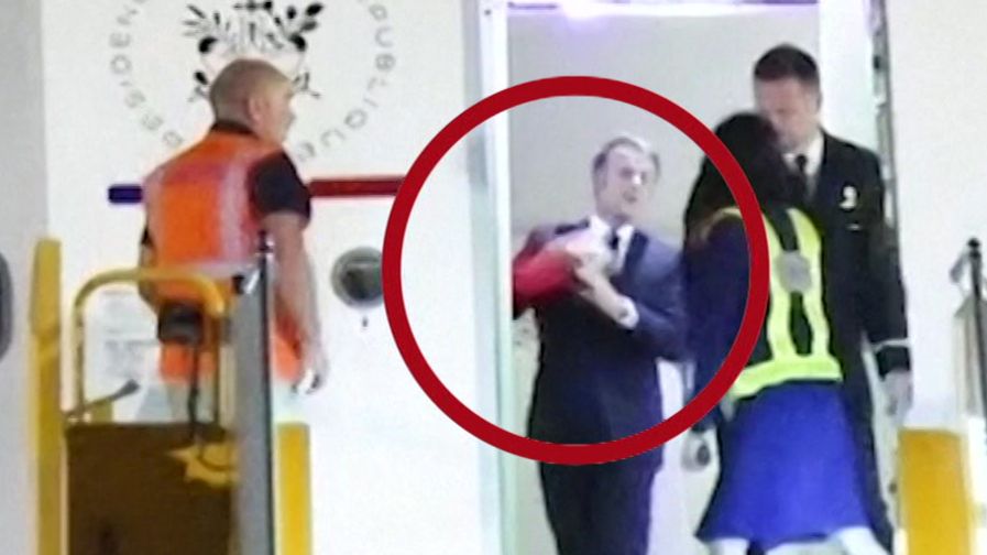 BBCニュース - マクロン仏大統領、妻ブリジットさんに顔を押され……けんかではなく「いつもの冗談」だと