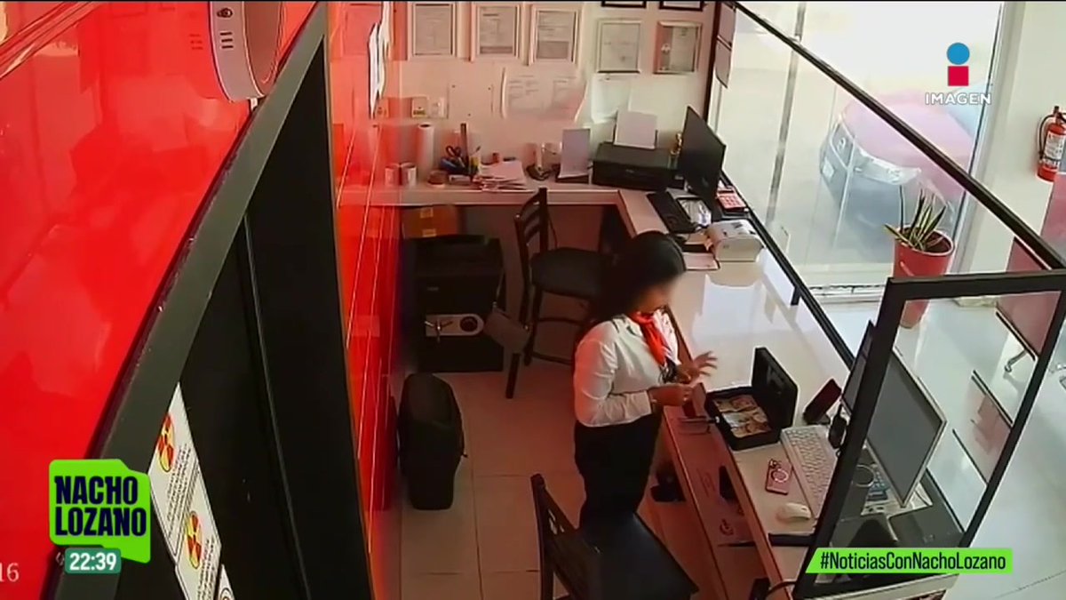 En robo hormiga, esta joven se habría llevado 300 mil pesos del Centro Radiológico de #Ometepec, en #Guerrero. Cámaras de seguridad registraron cómo orquestó toda una estrategia para irse llevando el dinero poco a poco: