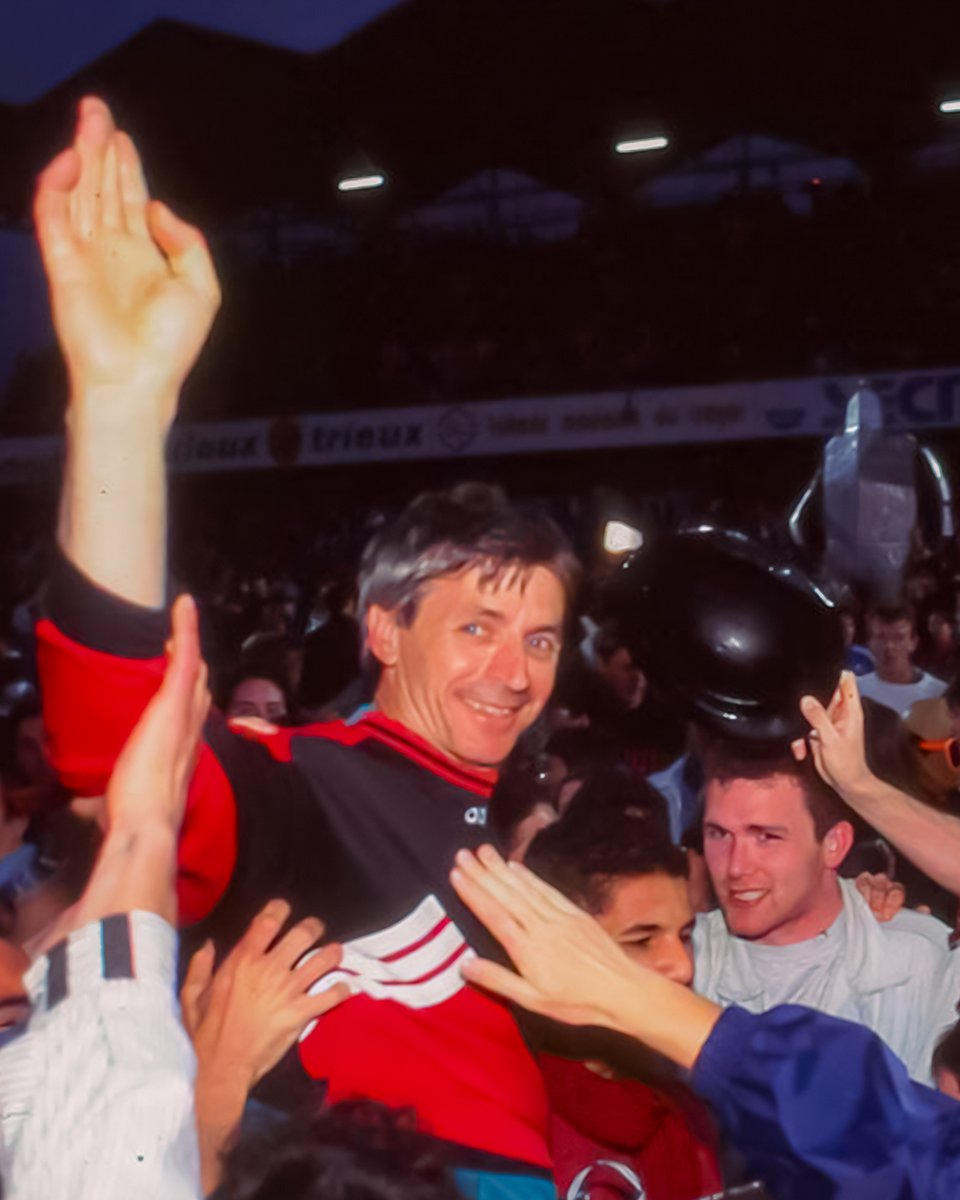 🎂 Un ballon récupéré, un double-contact, une frappe pour l'histoire. 𝗖𝗼𝗰𝗼 𝗠𝗶𝗰𝗵𝗲𝗹 envoie 𝗘𝗻 𝗔𝘃𝗮𝗻𝘁 en D1 face à Toulouse. C'était il y a 30 ans jour pour jour... ❤️‍🔥🖤 #TeamEAG #WarRaok