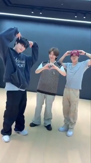 𝑳𝒆𝒕 𝒎𝒆 𝒊𝒏 𝒚𝒐𝒖𝒓 𝒉𝒆𝒂𝒓𝒕~ 🐱🤍🐶 #Elevator With #THEBOYZ #JUYEON #ERIC 더보이즈 (THE BOYZ) #백현 #BAEKHYUN #EssenceofReverie #더보이즈 #주연 #에릭