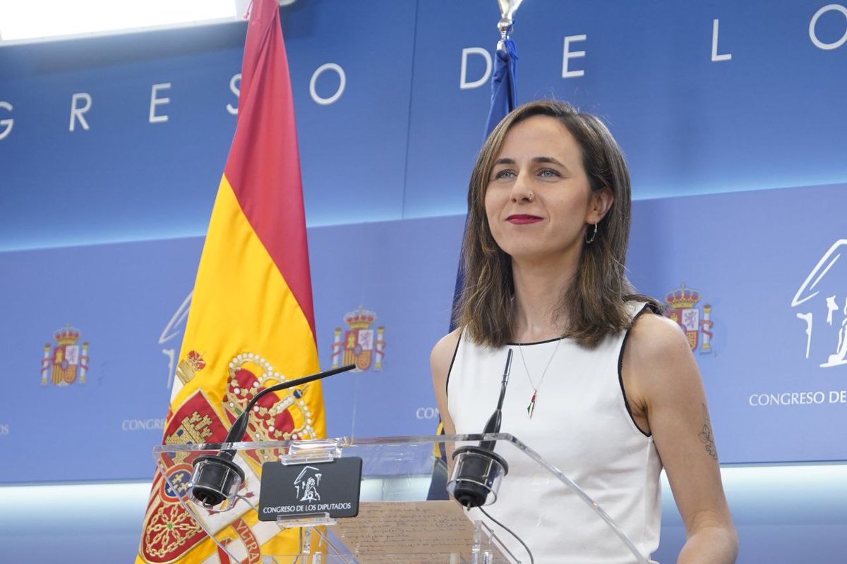 Vamos a registrar una proposición de ley para la transparencia en todo el sistema farmacéutico para que la ciudadanía tenga acceso a saber cuánto dinero público se destina a nuevos medicamentos. La opacidad solo contribuye a los intereses del lobby farmacéutico. 🎥Ione Belarra