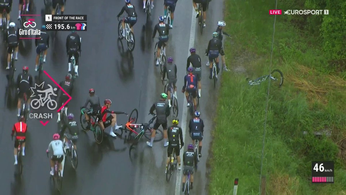 That was one weird crash by poor Garofoli, his back wheel was sliding like on ice. 🧐 Quite a miracle that he didn't take the whole peloton down and he continues the race too. #GirodItalia