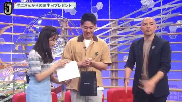 ◤5/26は #堀池亮介 アナお誕生日🎂◢ 放送後に #小野伸二 さん、#原田葵 アナと一緒にお祝い🎉 堀池アナの今年の目標は意外にも…😳 さらに伸二さんから 5月生まれの堀池アナ・原田アナへ誕生日プレゼントが🎁 お誕生日おめでとうございます🎂 #マンフト #みんなのJ 堀池亮介/フジテレビアナウンサー