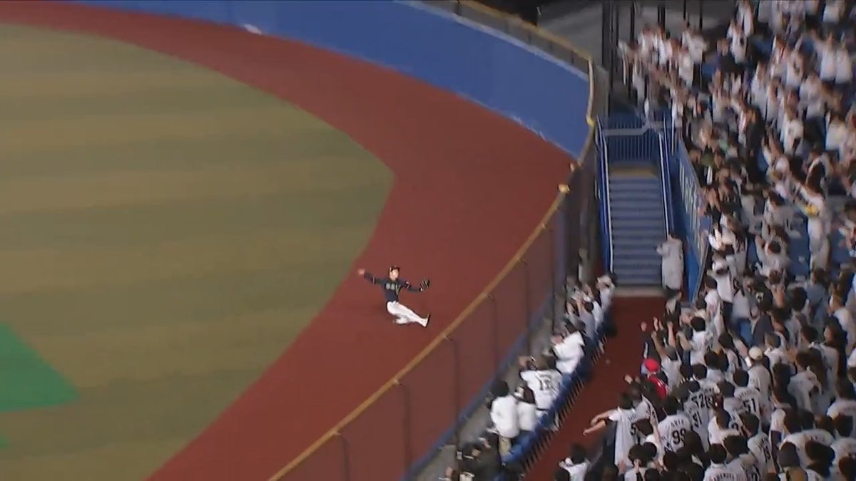 超ファインプレー✨ オリックス #中川圭太 選手の背走スライディングキャッチ👏 #Bs2025 👇ライブ配信はこちら