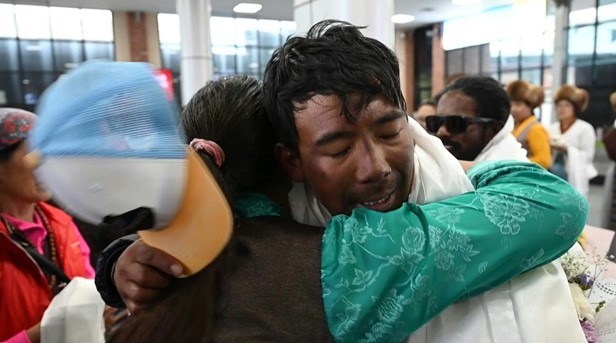 VIDEO: 🇳🇵⛰️ Mount Everest: two world records for Nepali climbers Kami Rita Sherpa reached Everest's summit for a record 31st time on Tuesday, while Tashi Gyalzen Sherpa climbed the famed mountain four times in just 15 days. Gyalzen Sherpa received a hero's welcome #AFPVertical