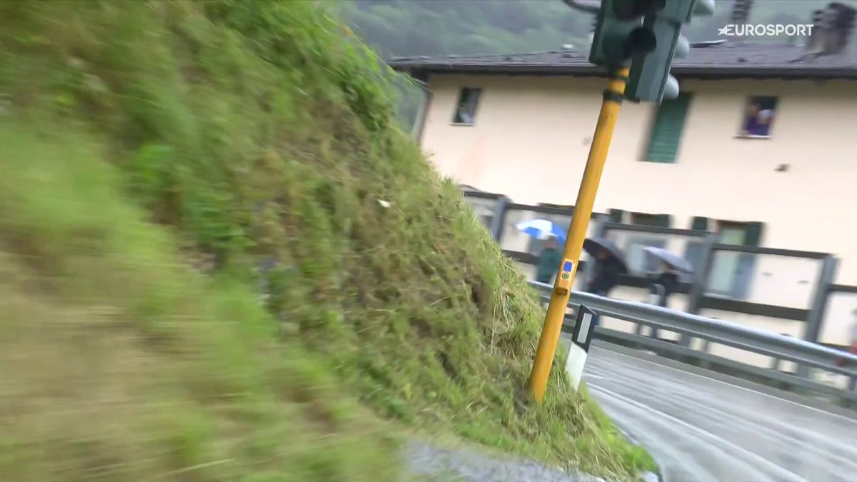 💥 Escalofriante caída de Alessio Martinelli Informa el equipo Bardiani-CSF 7 Saber que el corredor está consciente tras recibir asistencia médica. #GirodItalia