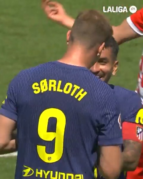 Cerrar la temporada con un 𝐇𝐀𝐓-𝐓𝐑𝐈𝐂𝐊. ✅ ⚽⚽⚽🔥 ¡Exhibición de pegada de Sørloth en el #GironaAtleti! #LALIGAHighlights | #LALIGAEASPORTS | #DesenlaceLALIGA