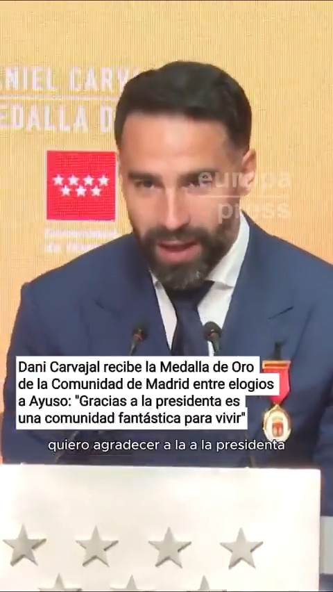 El futbolista Dani Carvajal recibe la Medalla de Oro de la Comunidad de Madrid entre elogios a Ayuso: "Estamos haciendo, gracias a la presidenta, una comunidad fantástica para vivir, que no toca techo nunca"