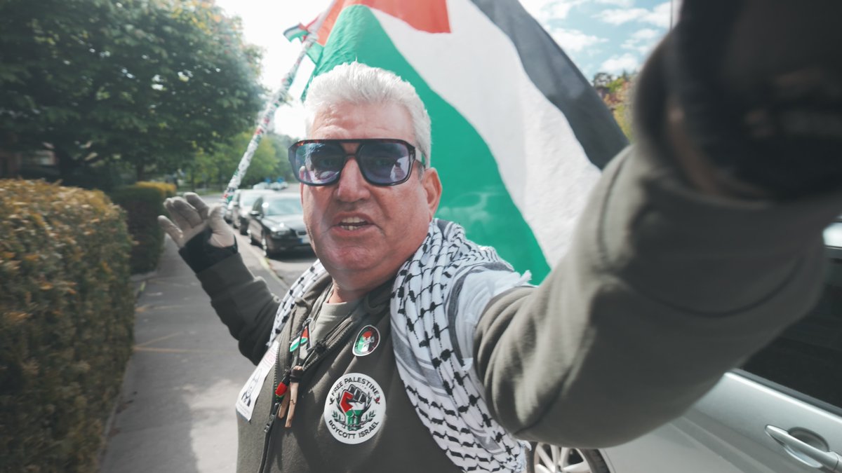 Imorse försökte jag få en längre intervju med den ökände Palestinaaktivisten “kryckmannen”. Istället blev han våldsam och skrek att jag var rasist. Förbipasserande stannade – chockade över uppträdandet. ▹ Se hela reportaget här: Kommunisten Gholamreza Harati kom till Sverige som flykting från Iran på 1980-talet. Istället för att lära sig svenska har han ägnat sig åt heltidaktivism för Palestina – och dömdes nyligen efter att ha vandaliserat en ambassad. Allt detta sker samtidigt som han lever på sjukpenning och saknar både arbete och försörjning. I hopp om att få till en längre intervju sökte jag upp Harati under morgontimmarna, strax före ännu en Palestinademonstration. Jag ville veta hur han ser på sin asylstatus, med tanke på att han fortsatt föra sina utländska konflikter vidare – mitt i det land som gett honom skydd. Men istället för att svara på mina frågor började Harati skrika osammanhängande anklagelser. Jag kallades “rasist”, “sionist” och “fascist” – några av de få svenska ord han verkar ha lärt sig under sina decennier här. Kort därefter rörde han sig hotfullt mot mig och blev våldsam, i vad som framstod som ett desperat försök att skrämma mig till tystnad. Tidigare i år blev Harati rikskänd efter att ha avbrutit minnesstunden för terrordådet på Drottninggatan med högljudda gallskrik om Palestina – något som ministern för civilt försvar beskrev som “antisocialt dominansbeteende”. ▹ Bli prenumerant (60 kr/mån) för att se hela reportaget och för att stödja min journalistik, eller swisha ett bidrag till 123-697 89 69.