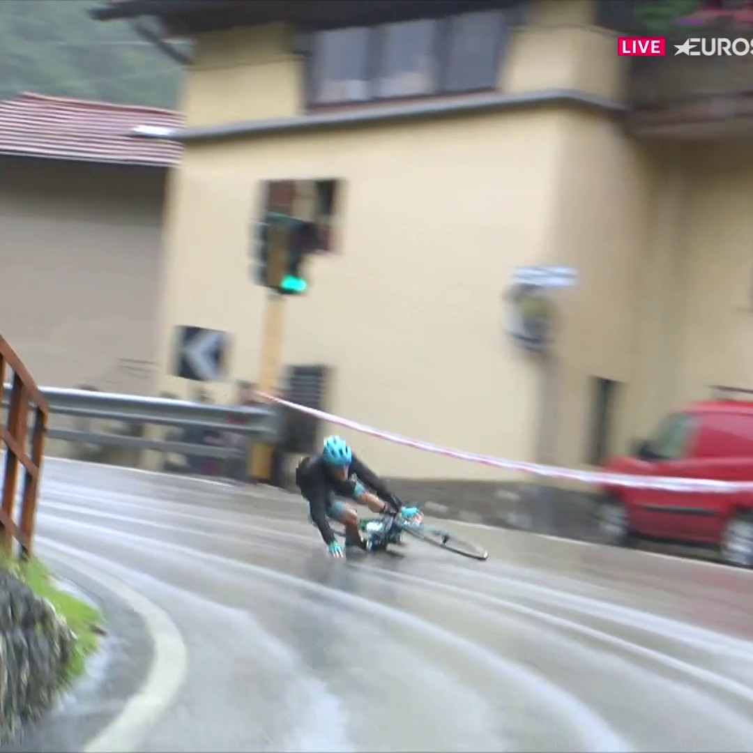 😮 Grosse frayeur sur le #GirodItalia : l'Italien Alessio Martinelli est tombé sur une route détrempée, passant sous la glissière avant de chuter de plusieurs mètres. "Conscient" et dans "un état stable", il a été transporté à l'hôpital #LesRP