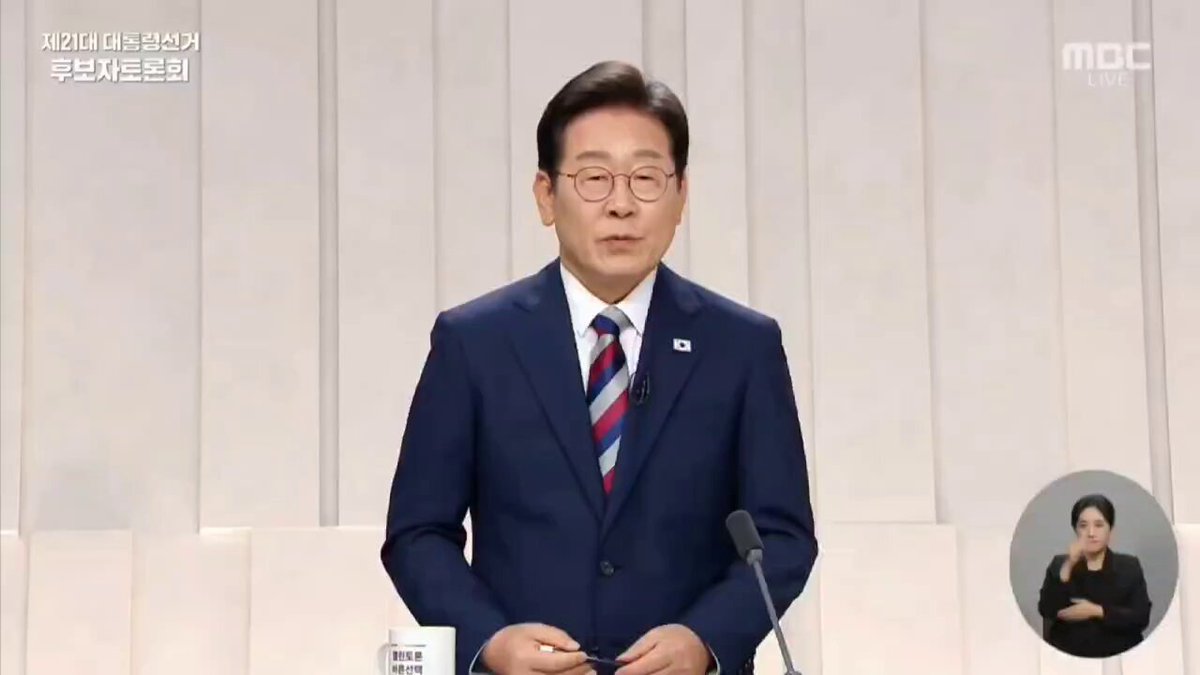 "국민 여러분 참 아쉽습니다.정책 토론으로 국민들께 희망을 드려야되는데 마치 뒷담화 하는 자리 같이 되어버렸습니다.죄송합니다.국민 여러분 정말로 열심히 준비했습니다.저에게 꼭 기회를 한번 주시기를 부탁드립니다." 이사람에게 기회를 주세요...ㅠㅠㅠㅠㅠㅠㅠㅠㅠㅠ