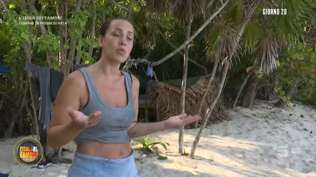 Teresanna si sente il bersaglio del gruppo e tra lei e Mario scoppia un'accesa discussione. #Isola