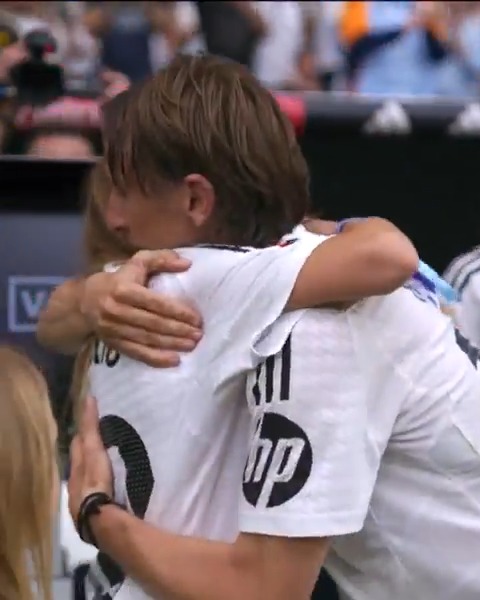 🫂 El abrazo MÁS EMOTIVO de Luka Modrić. #RealMadridRealSociedad | #LALIGAHighlights | #DesenlaceLALIGA