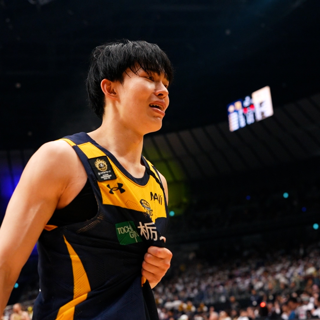 大舞台で躍動したスーパールーキー・小川敦也。 試合終了後、真っ先に恩師のもとへ向かう。 小川敦也/Atsuya Ogawa 宇都宮ブレックス / UTSUNOMIYA BREX #Bリーグ #りそなグループ #Bリーグファイナル