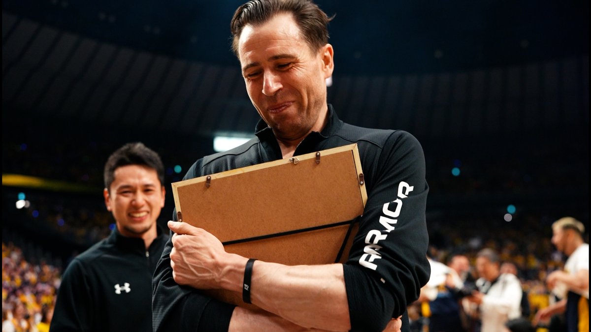 戦友に捧げた優勝。 ケビン・ブラスウェルHCを抱きしめるジーコ・コロネルHC代行。 宇都宮ブレックス / UTSUNOMIYA BREX #Bリーグ #りそなグループ #Bリーグファイナル