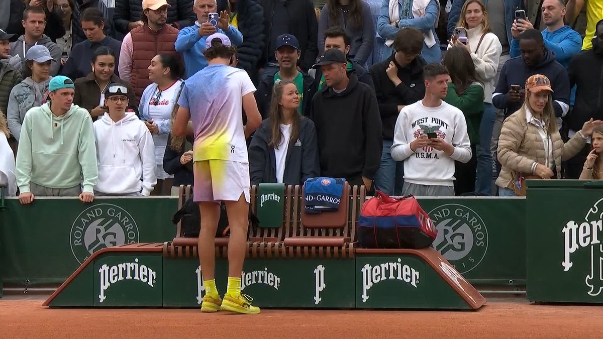 Court 7 ready for the Fonseca-Hurkacz clash 🍿 #RolandGarros