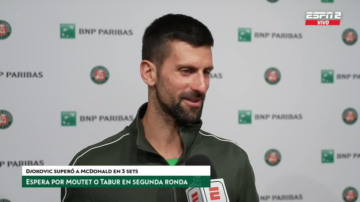 La alegría de 🇷🇸 Djokovic por el triunfo de 🇦🇷 Fede Gómez en #RolandGarros, bajo las cámaras de @ESPNTenis. Ellos dos 😍