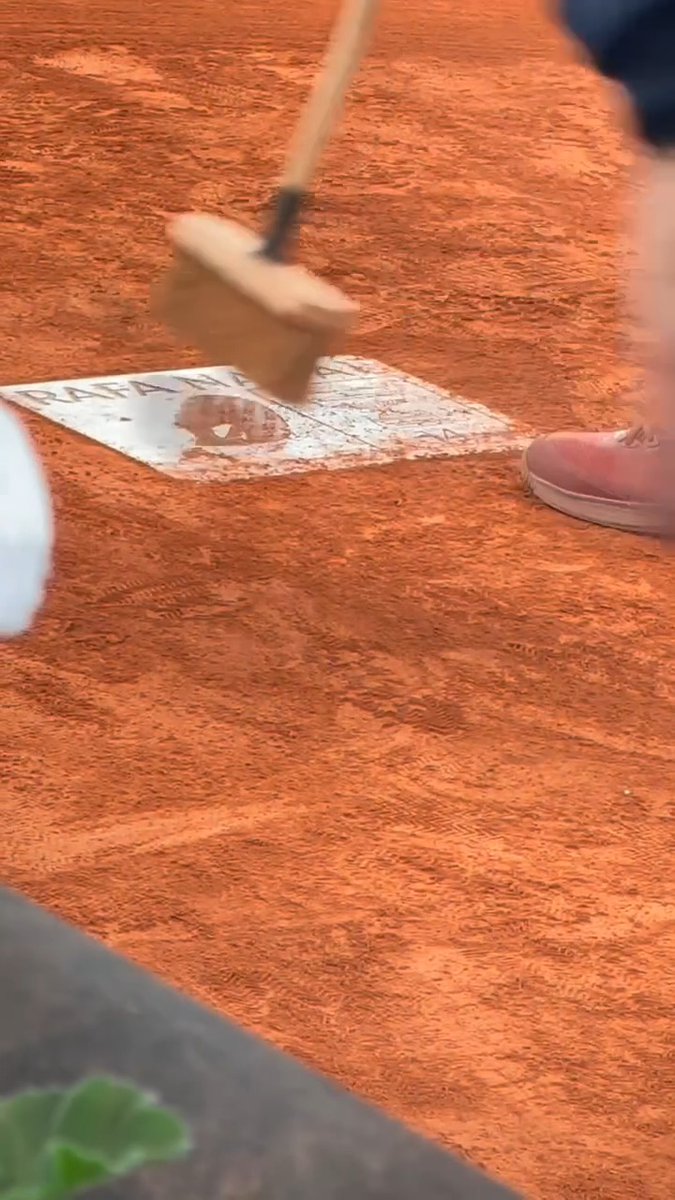 ✨ Dicen que los detalles marcan la diferencia. 🧡 El equipo de #RolandGarros y su gesto cada vez que la placa de Rafa Nadal se llena de tierra